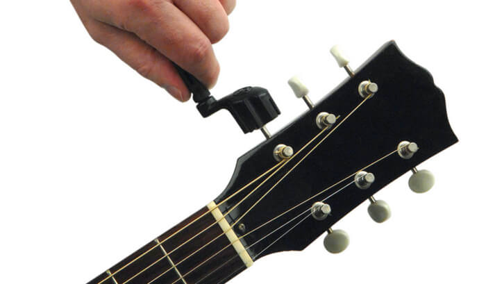 Как выбрать новичку акустическую гитару
